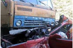 Водитель ВАЗ-2105, выехав на встречку, совершил столкновение с "КамАЗом", в результате чего скончался на месте.