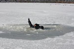 На озере Кабан полицейские спасли провалившегося под лед человека