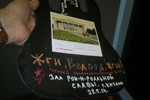 Владимиру Кузьмину вручили в Казани сувенирную гитару ручной работы