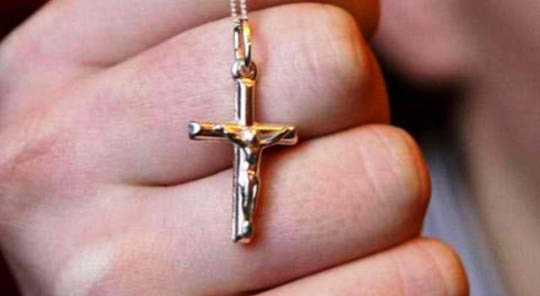 Золотой крестик на шее - не обязательно символ религиозного культа